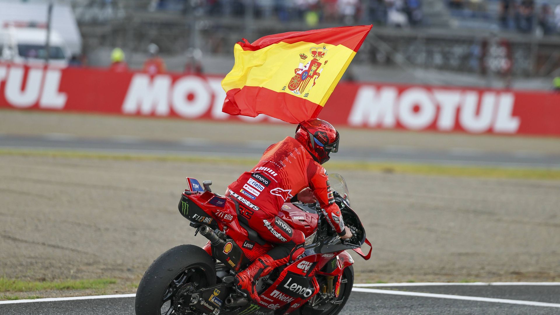 Marc Márquez pasea la bandera de España por Motegi