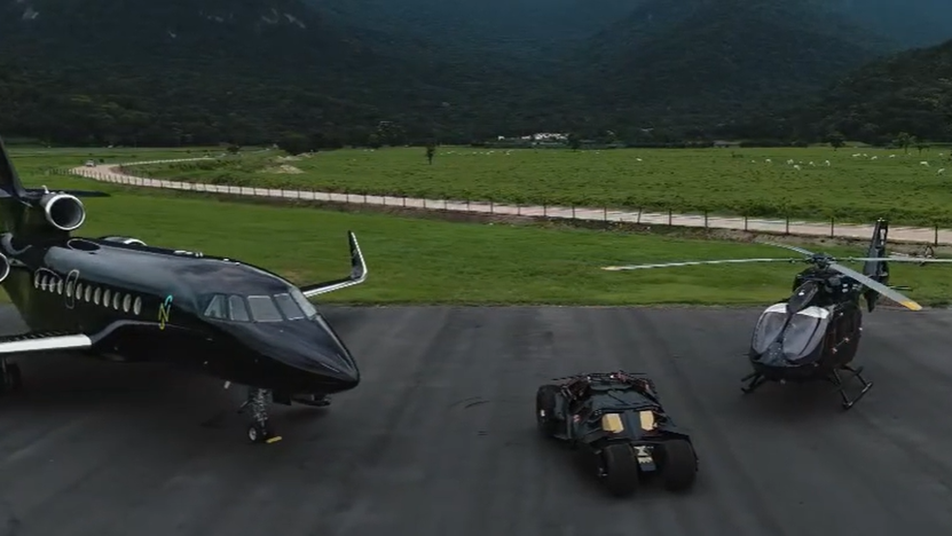 Neymar con su coche Batman, el jet privado y el helicóptero