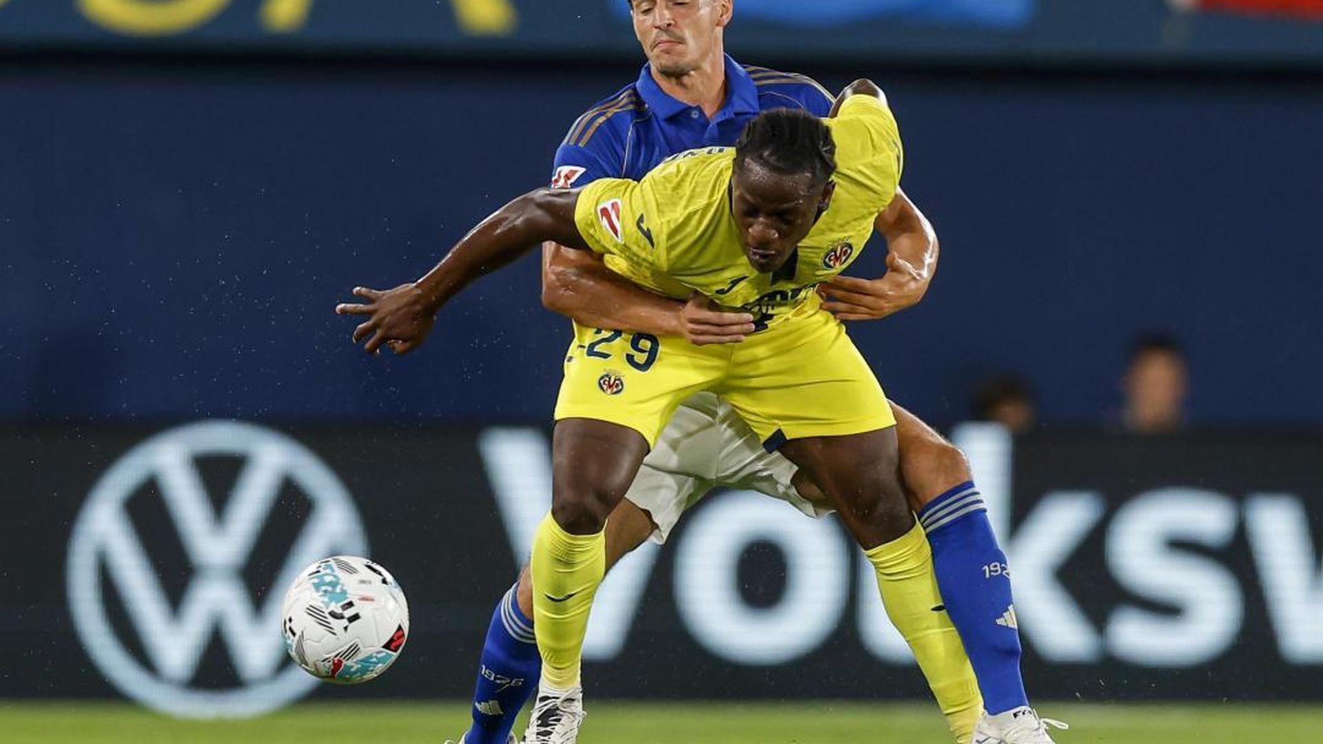 Oier Luengo, en una jugada con Etta Eyong