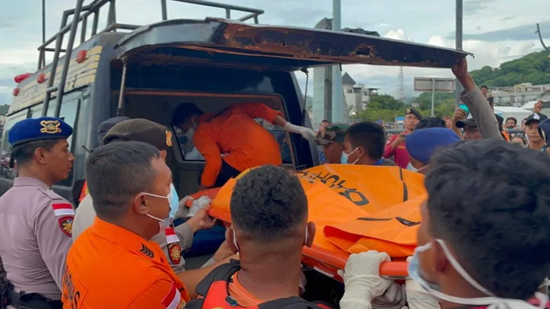 Rescatistas sacan uno de los cuerpos de los niños de la familia de Fernando Martín