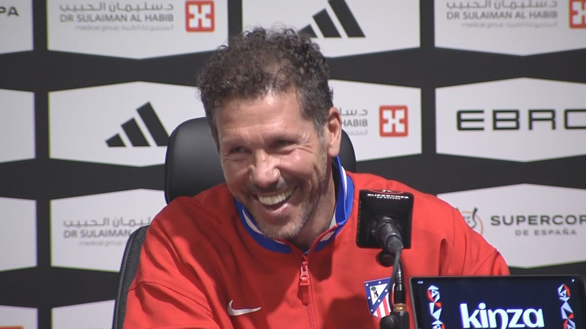 Simeone riéndose en la rueda de prensa