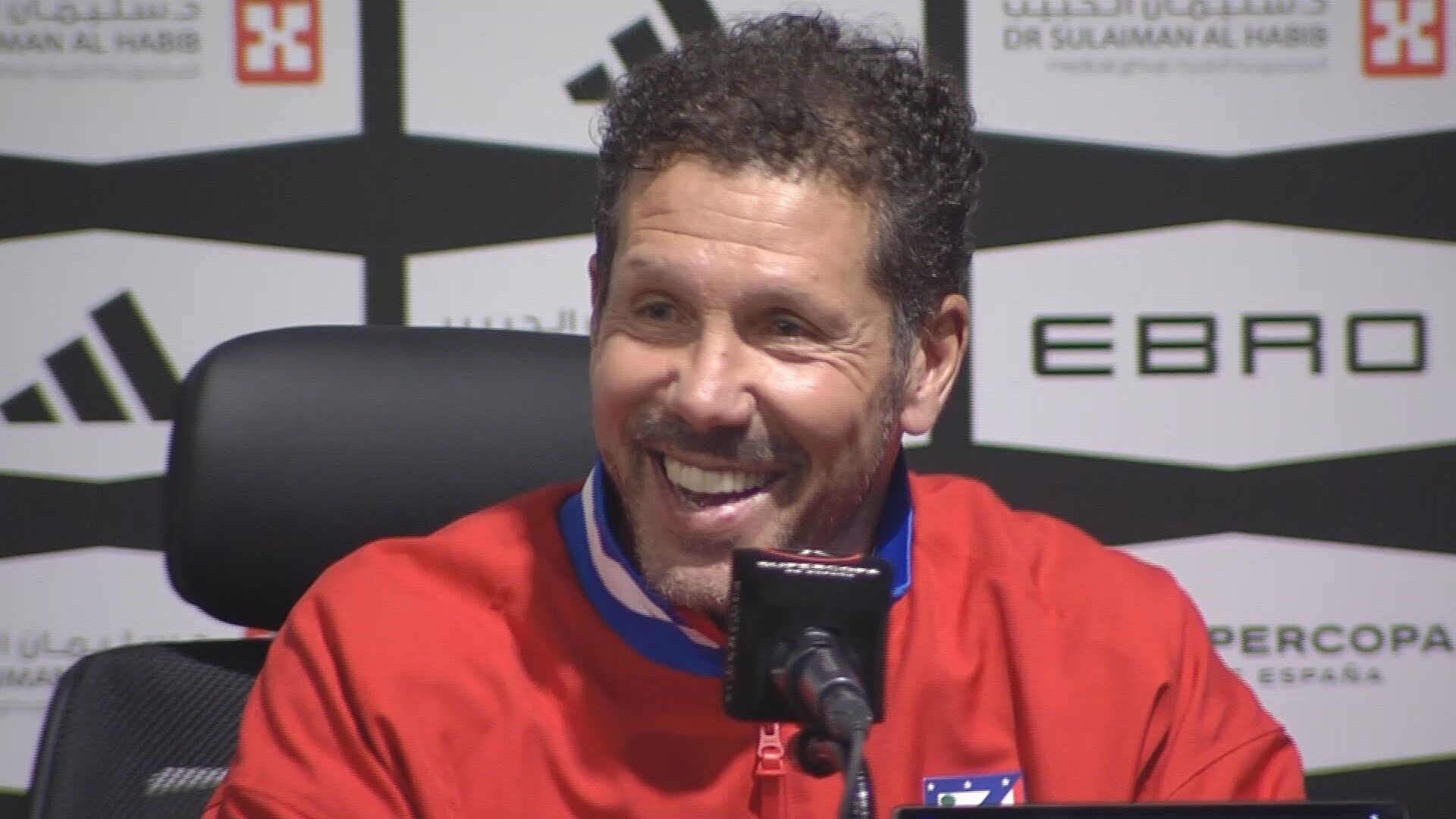 Simeone riéndose en rueda de prensa