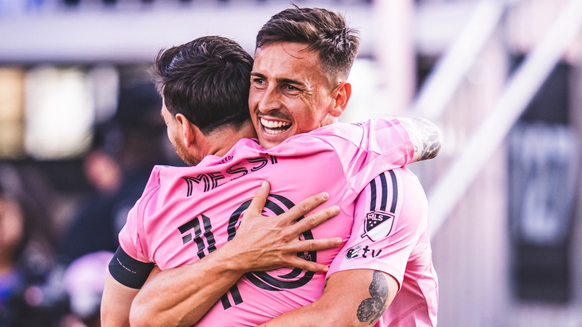 Tadeo Allende se abrazo con Leo Messi Tadeo Allende se abrazo con Leo Messi