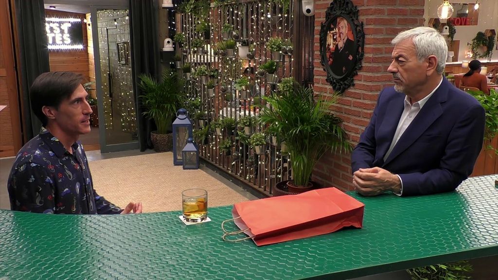 Un soltero de 'First Dates' explica a Carlos Sobera el extraño trastorno que padece: "Se llama prosopagnosia"