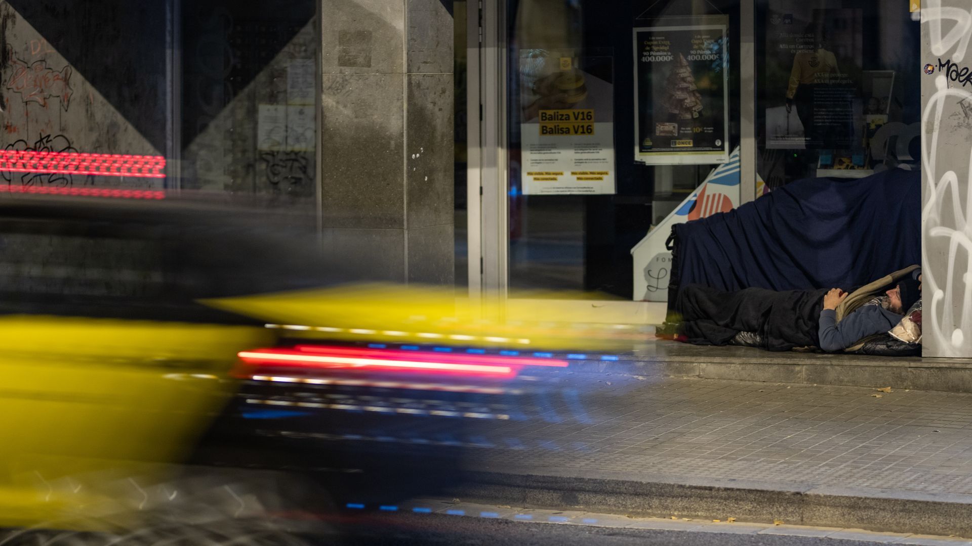 Una persona sin hogar duerme en la calle