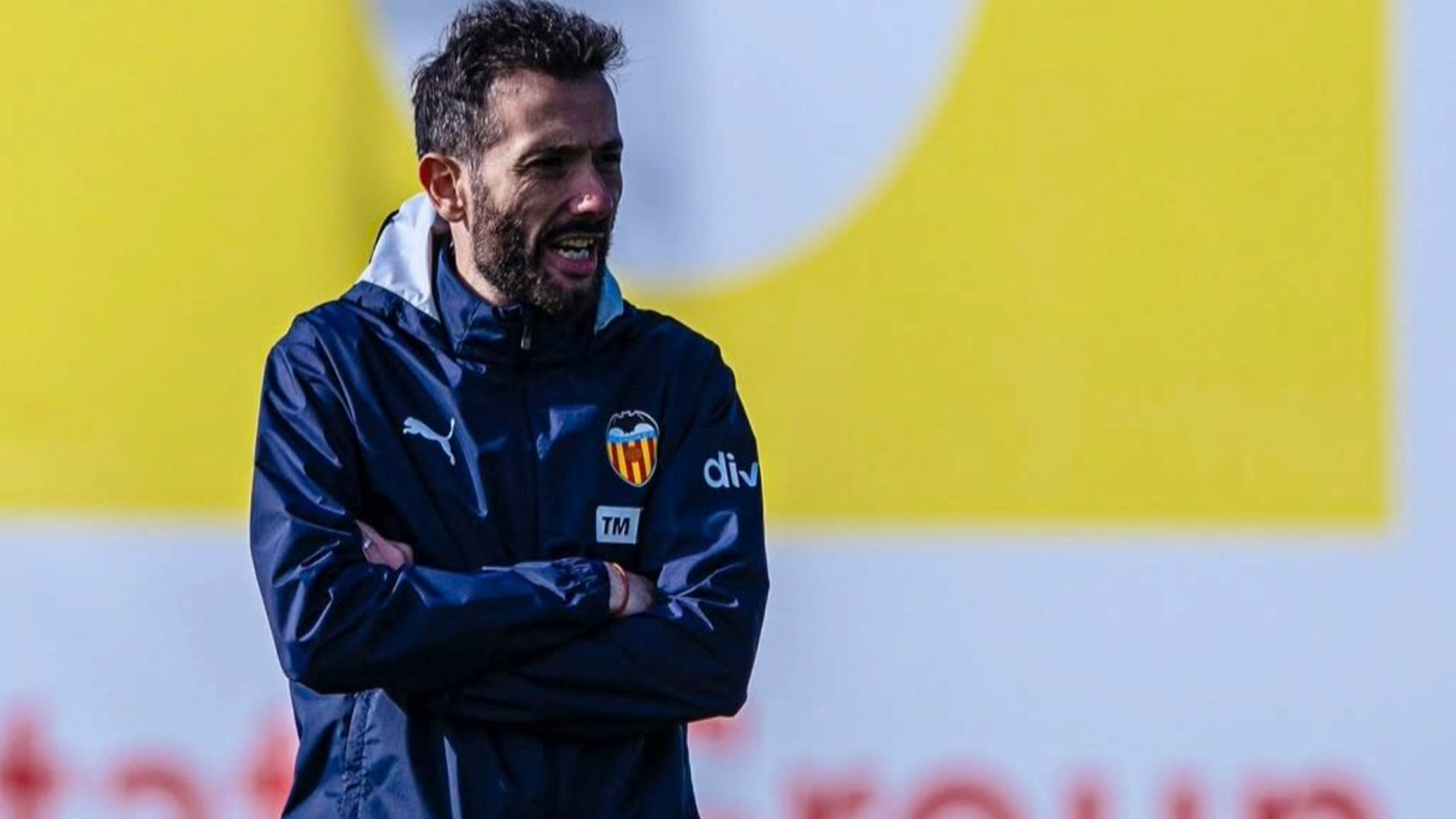 Carlos Corberán entrenando