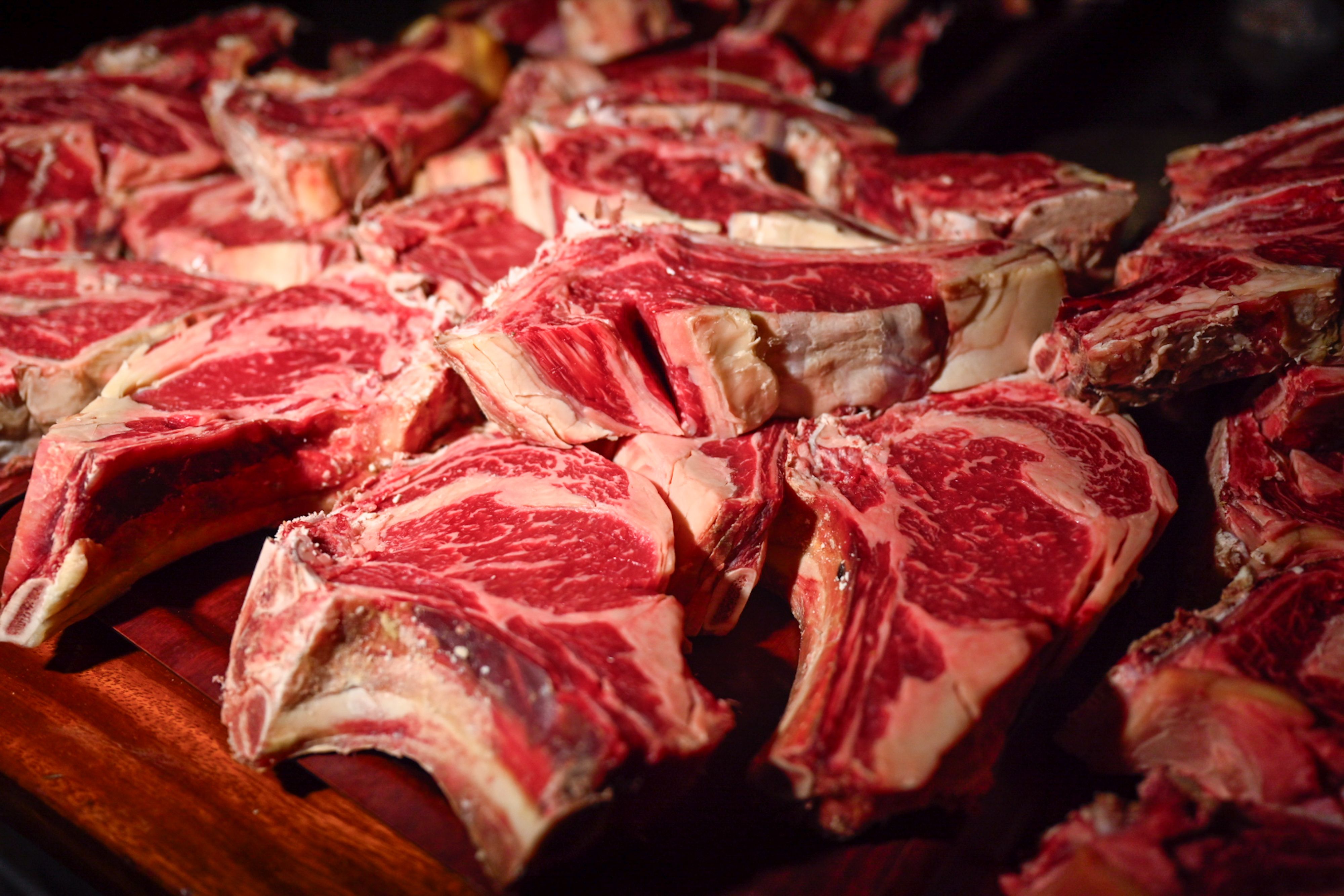 Carne durante el acto de oficialización de la temporada de sidras, en la sidrería Alorrenea, a 15 de enero de 2025, en Astigarraga