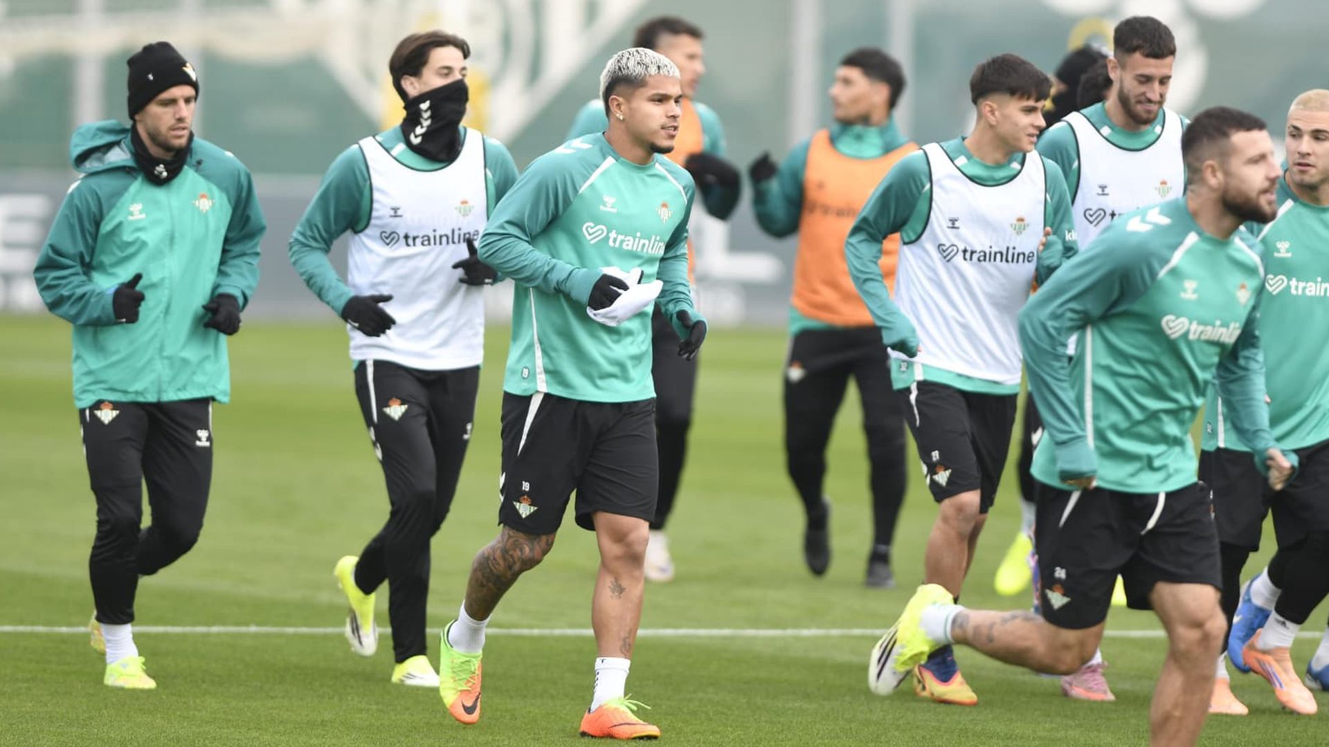 Cucho Hernández, en el entrenamiento del Betis de este jueves