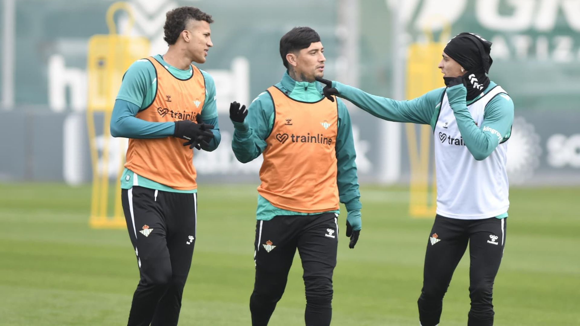Deossa, Chimy Ávila y Antony, en el entrenamiento del Betis de este jueves