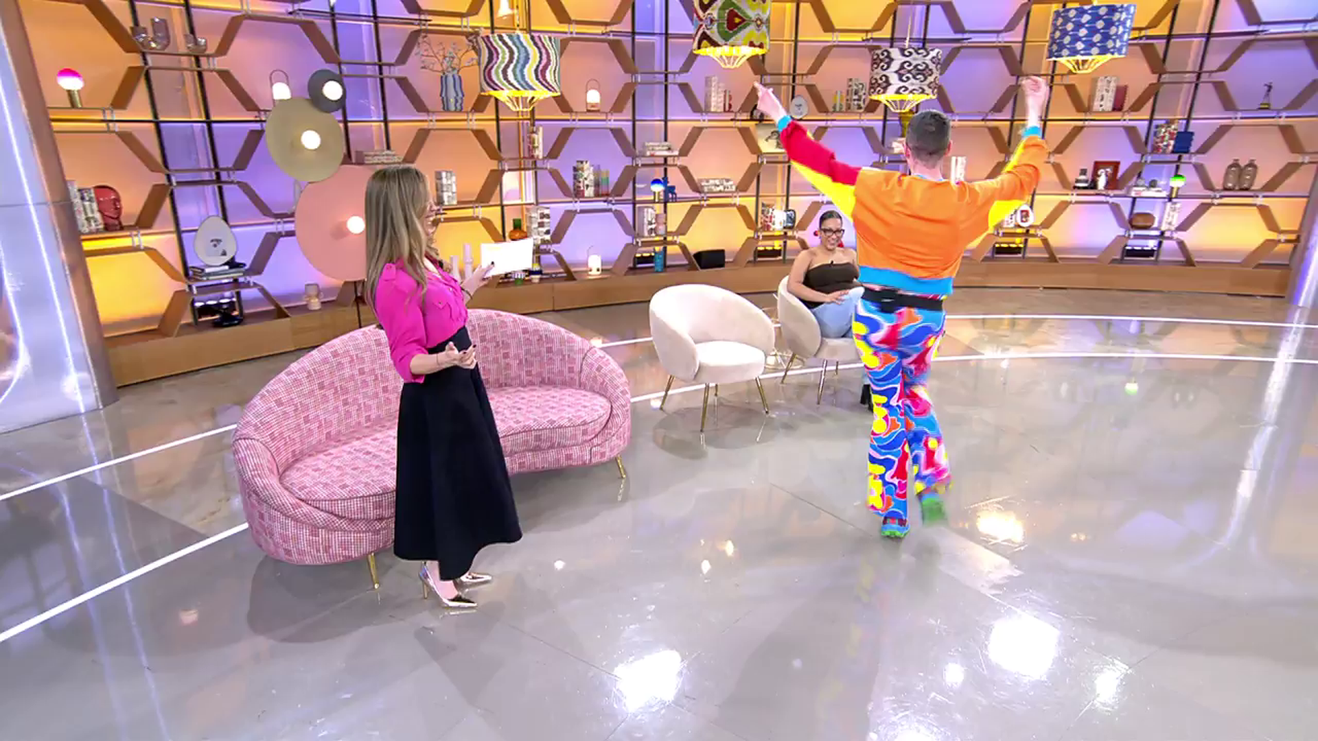 El divertido momento de Cristina Lasvignes bailando con un invitado en 'El diario de Jorge': "Si me ponen música..."