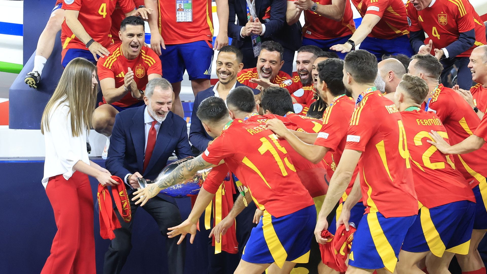 El rey celebrando con la infanta Sofía y el resto de jugadores la victoria de la UEFA EURO 2024