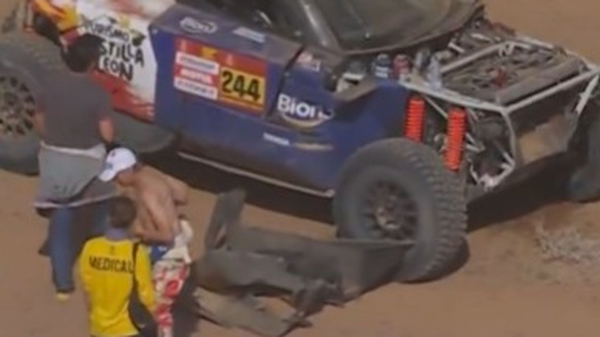 Jesús Calleja, saliendo del vehículo tras el accidente