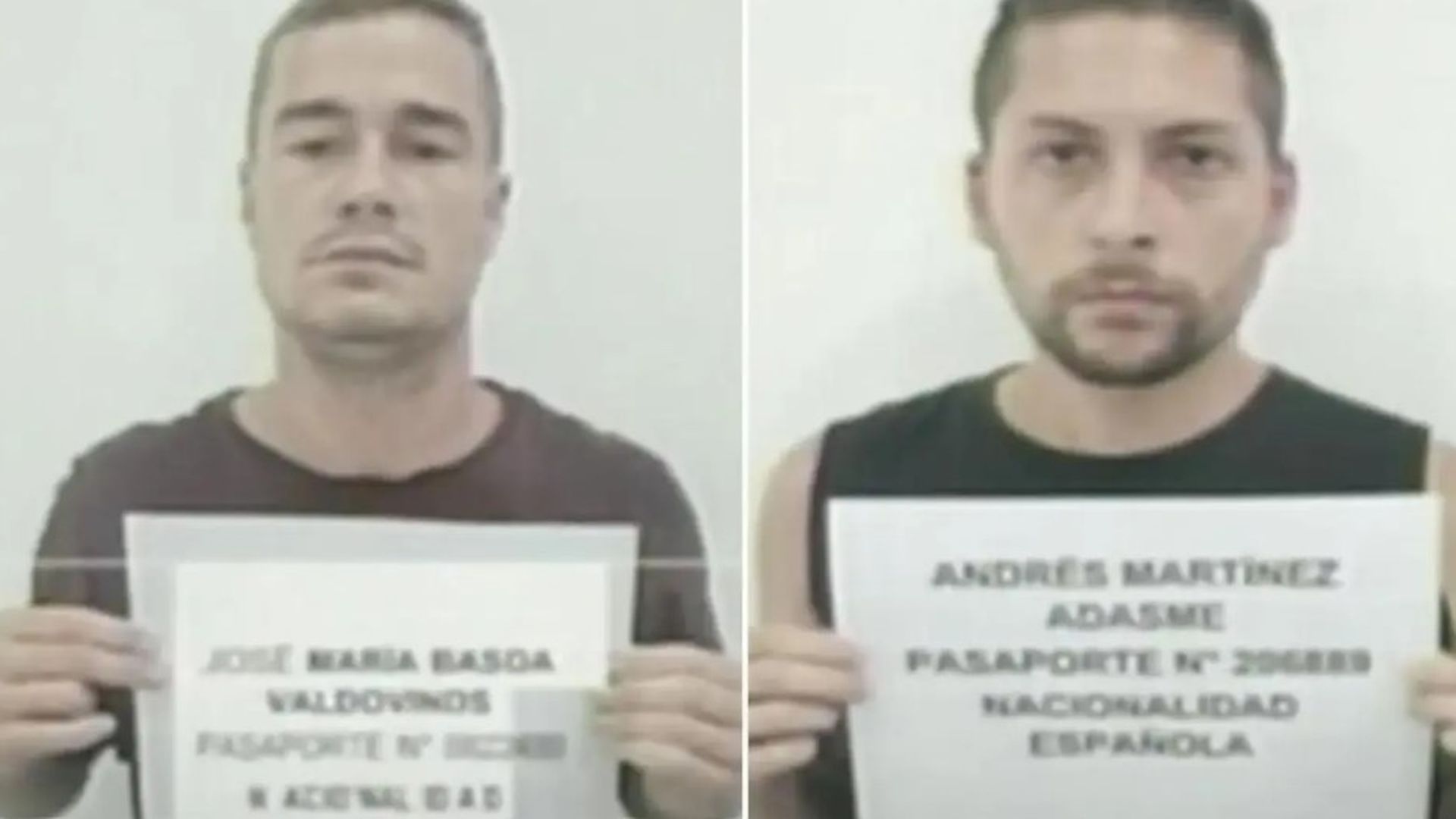 José María Basoa y Andrés Martínez Adasne sosteniendo una hoja con sus datos de identificación, en Caracas, en 2024.