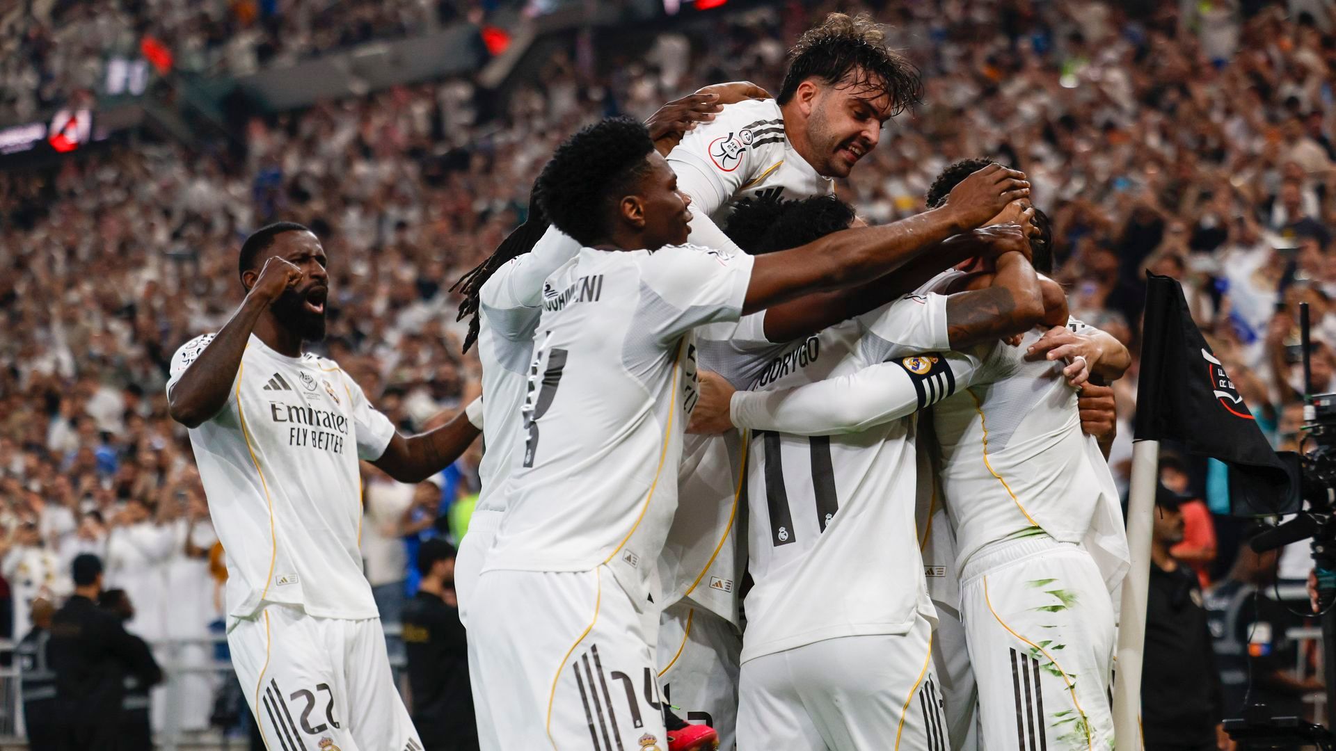 Los jugadores del Real Madrid celebran el gol ante el Atleti