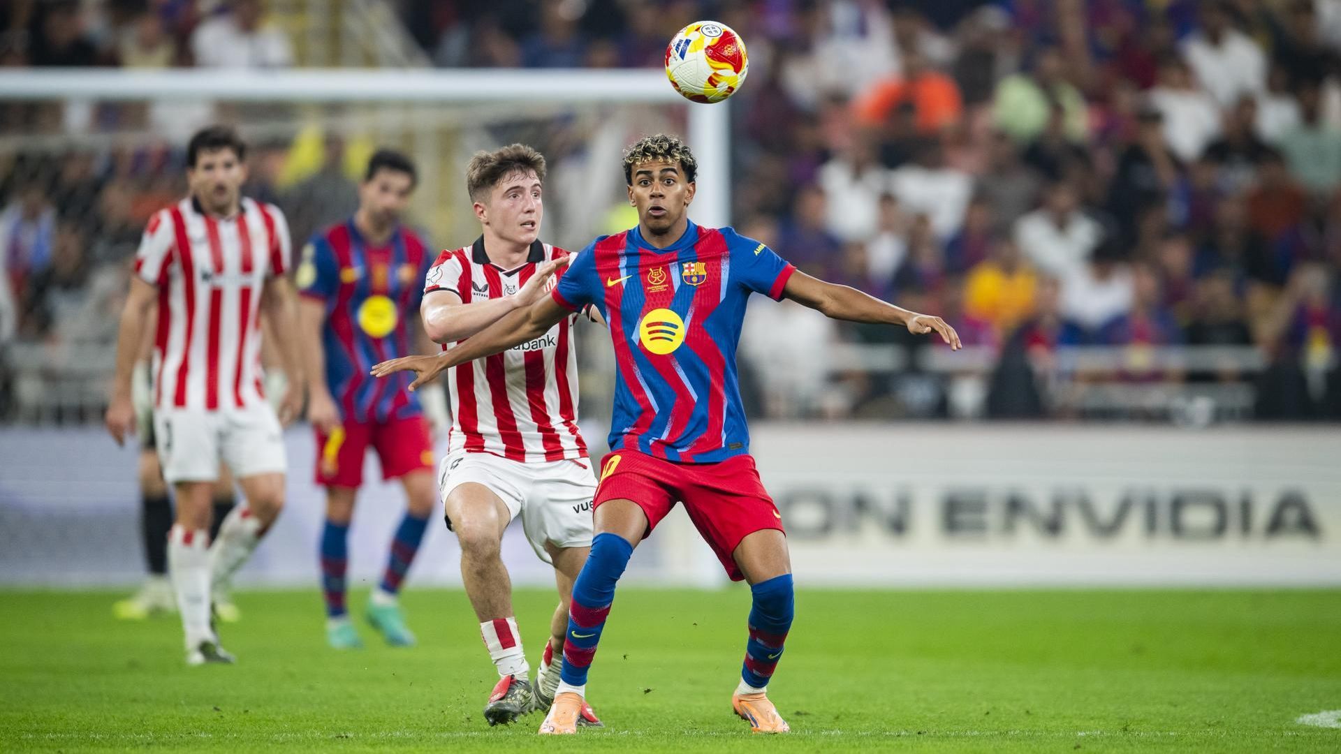 Mikel Jauregizar y Lamine Yamal en la Supercopa ante el Barça