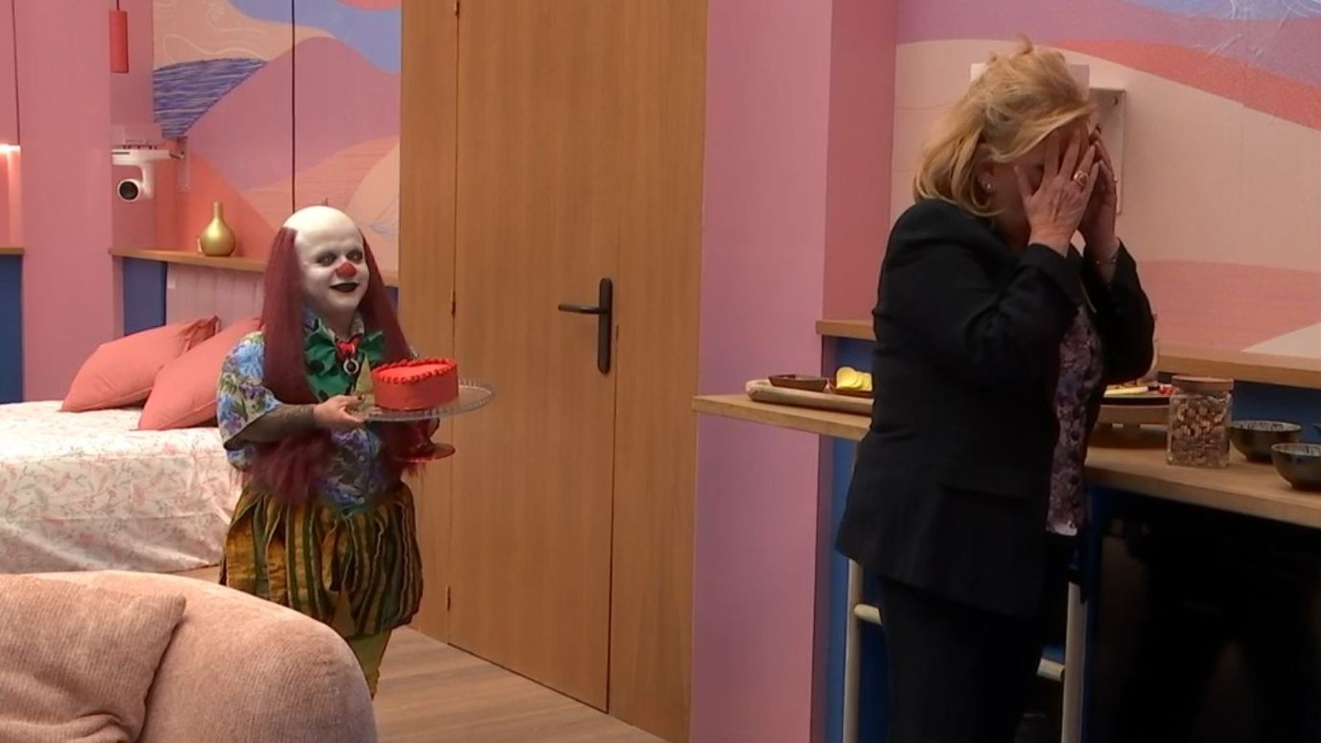 Payasín y Carmen Borrego vuelven a verse las caras en 'GH DÚO 4' tras su viral tartazo y nos dejan un momentazo para el recuerdo: "¡No me des con la tarta!"