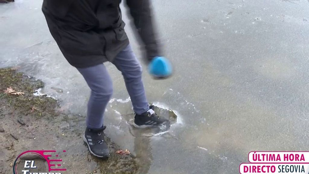 Pello Moriones, reportero de 'El tiempo justo', "se moja" en un embalse congelado