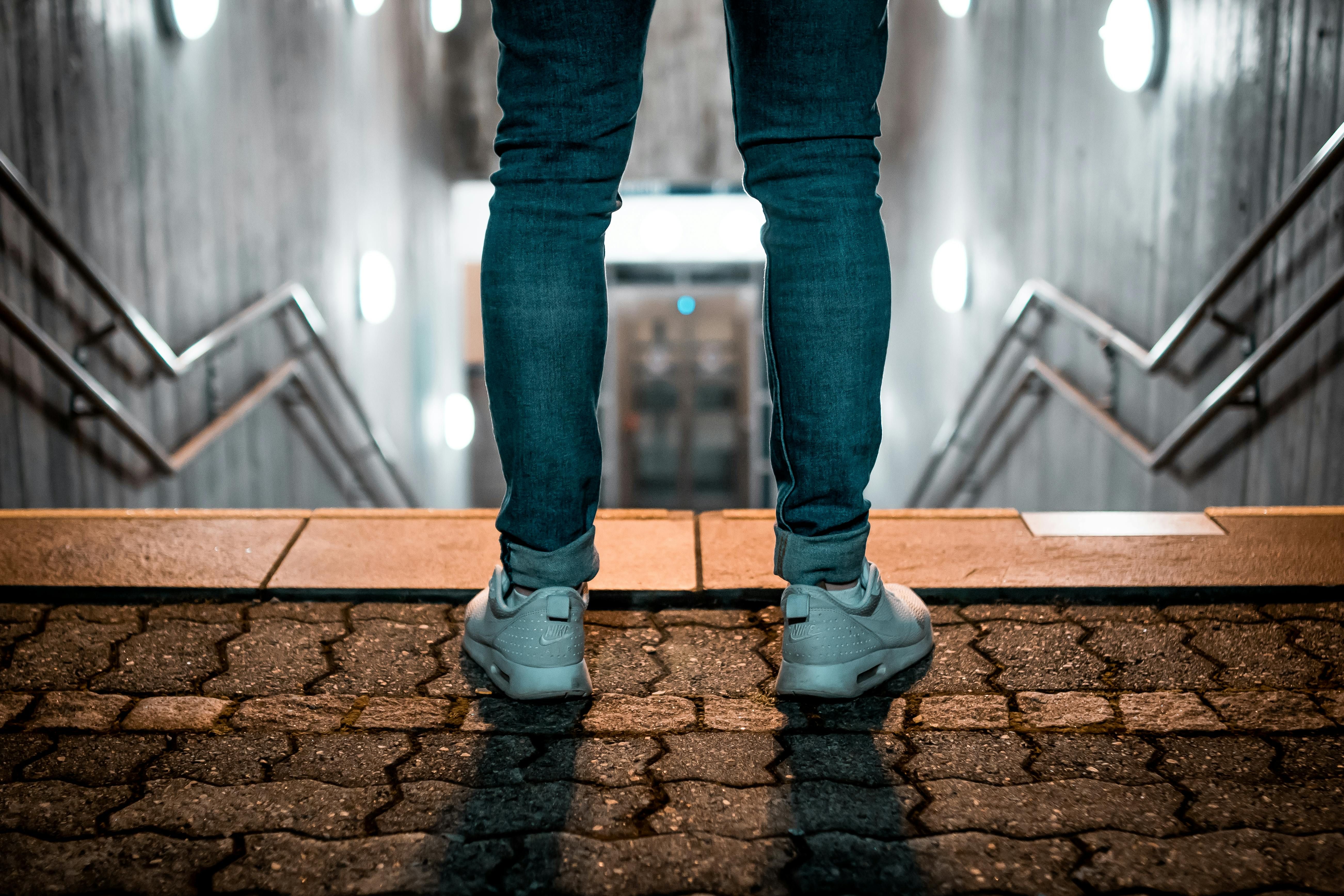 Persona a punto de bajar las escaleras