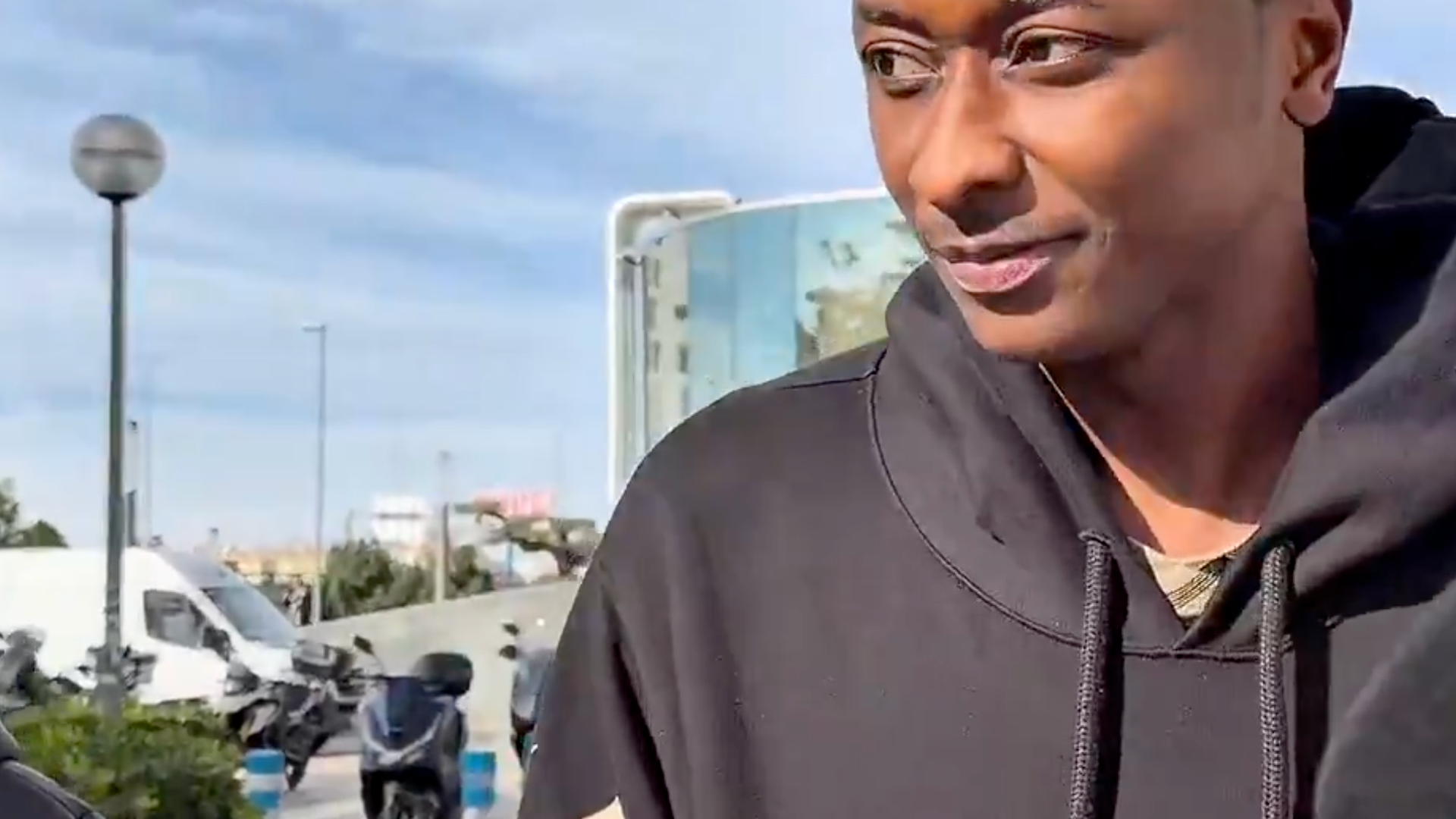 Sadiq llega para pasar la revisión médica