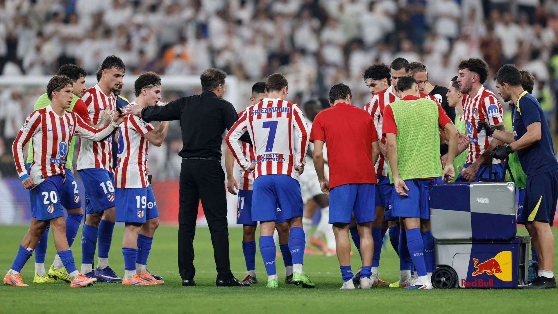 Simeone dando la charla a sus jugadores