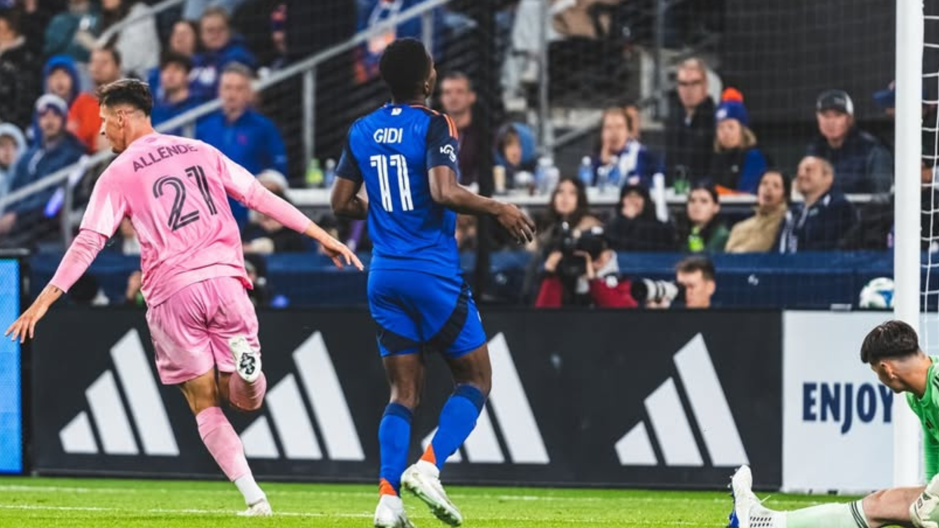 Tadeo Allende celebra un gol