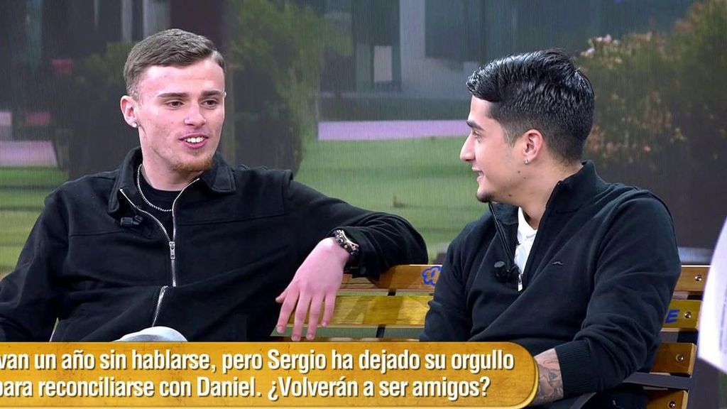 Una pelea a voces, un primer beso y una novia en mitad de su amistad: dos amigos que no se hablan agitan sus polémicas en directo