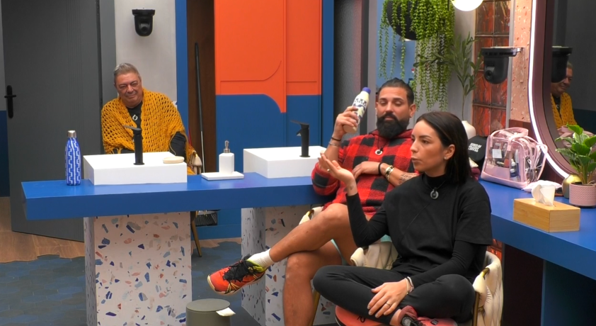 Anita, John y Antonio junto a sus compañeros en el baño