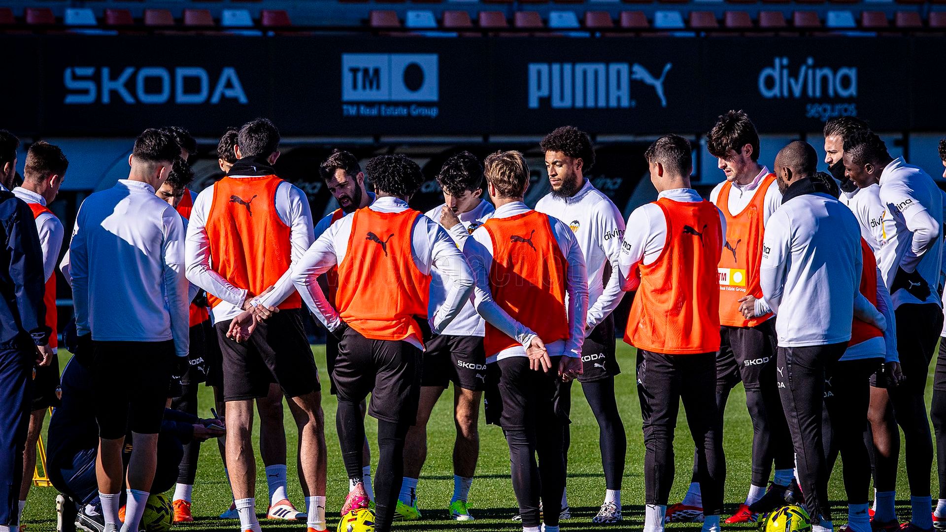 Carlos Corberán habla a su equipo con Sadiq