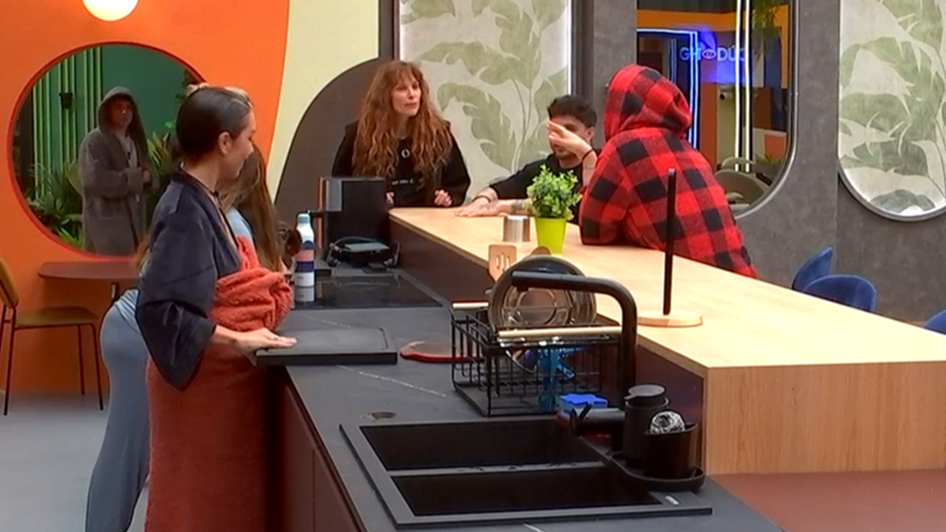 Cristina le pregunta a John por su edad