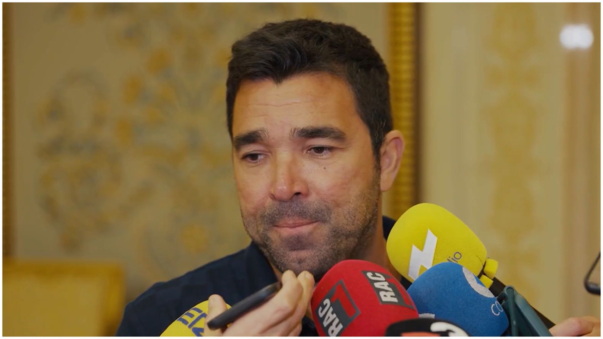 Deco hablando en los medios