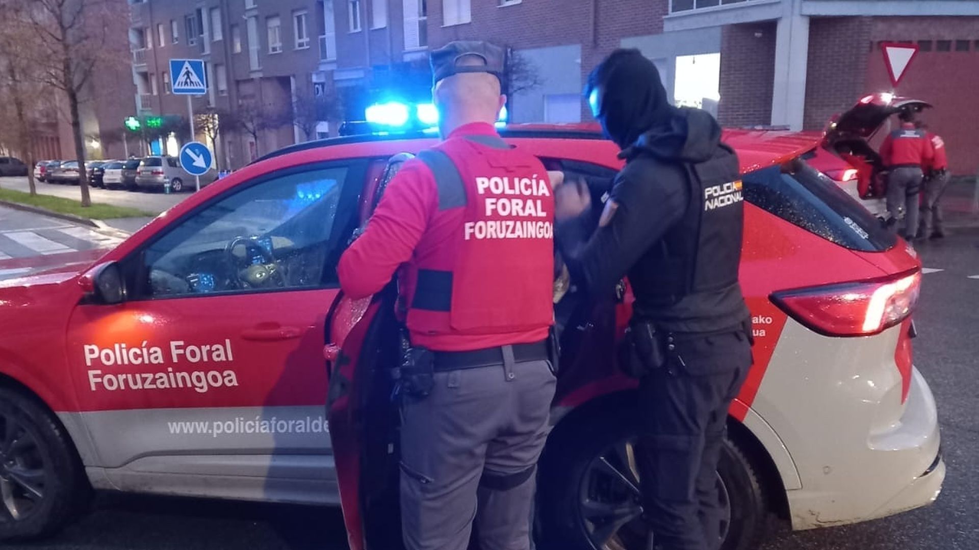 Detenido por apuñalar a su mujer