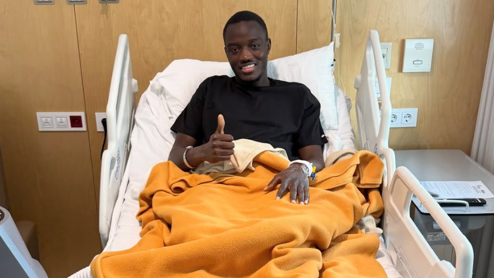 Diakhaby en la cama del hospital Diakhaby en la cama del hospital