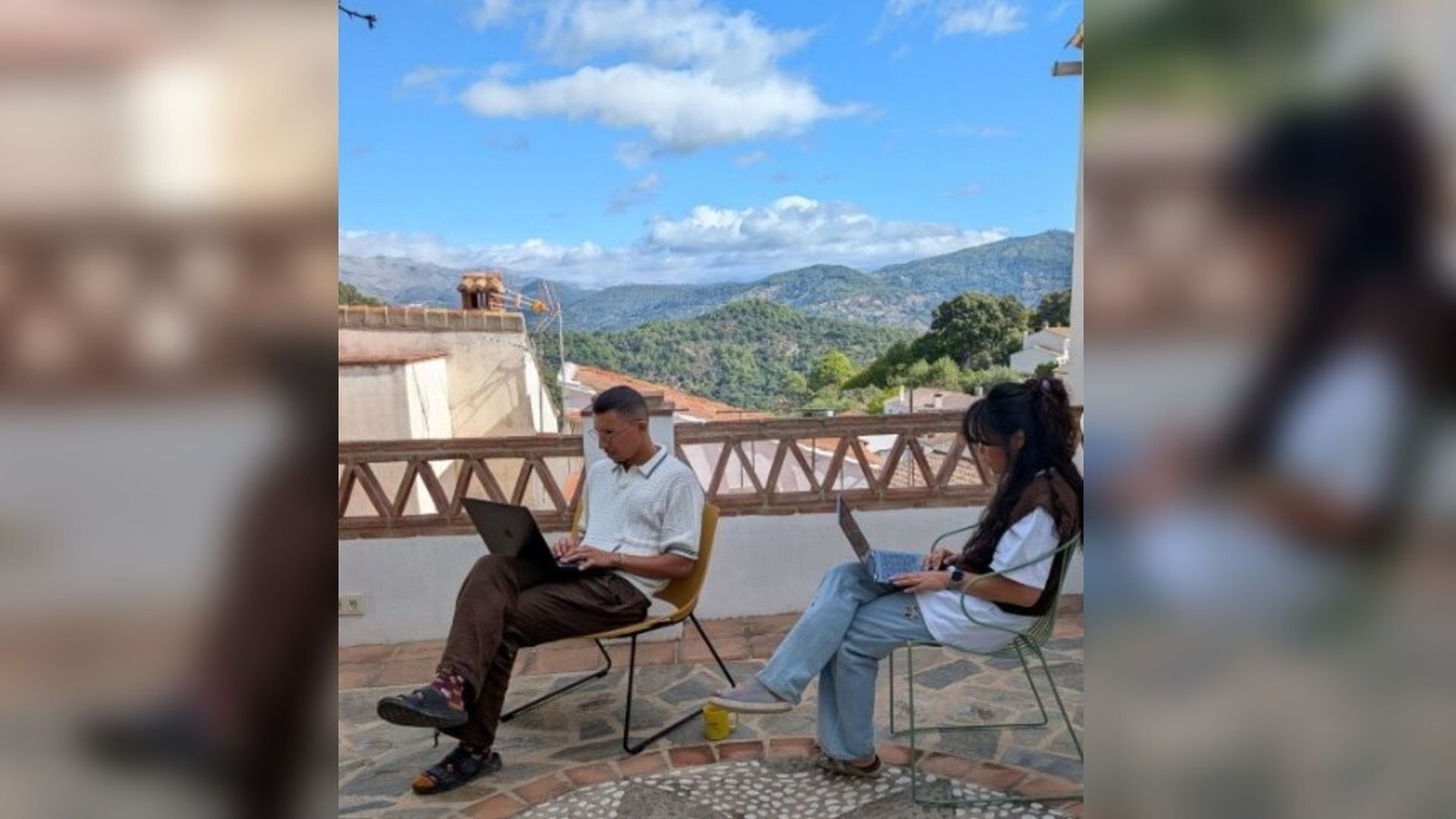 Dos nómadas digitales trabajan disfrutando de las vistas del municipio malagueño