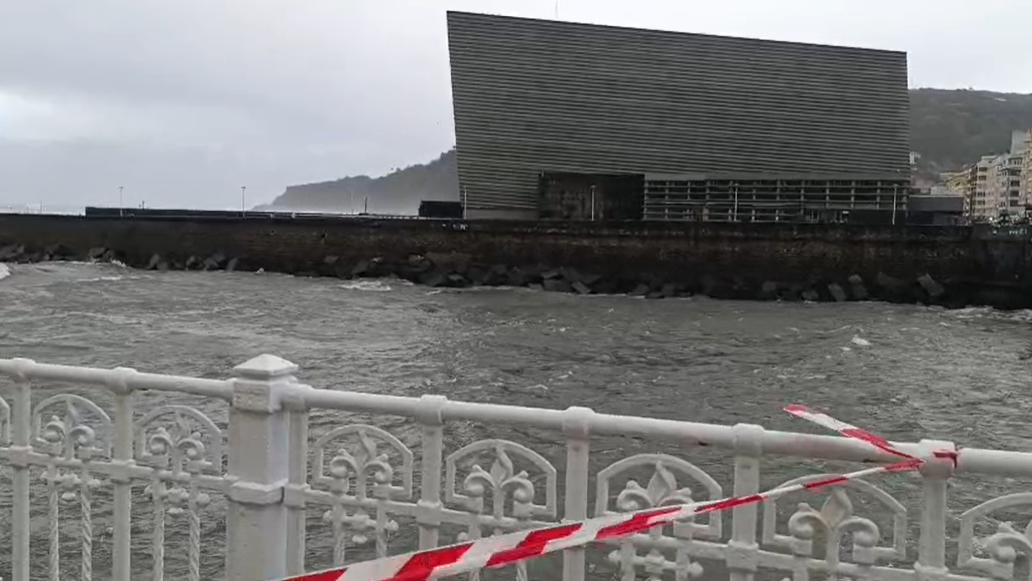 Dotaciones de la Ertzaintza y bomberos se han desplazado a la zona del Kursaal y el paseo Salamanca