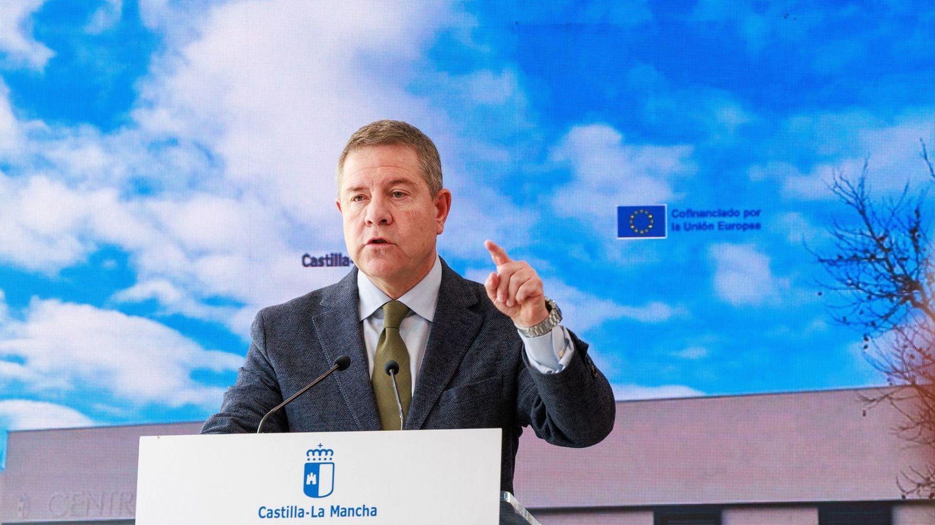 El presidente regional, Emiliano García-Page, inaugura, el nuevo Centro de Salud de Alcoba de los Montes.