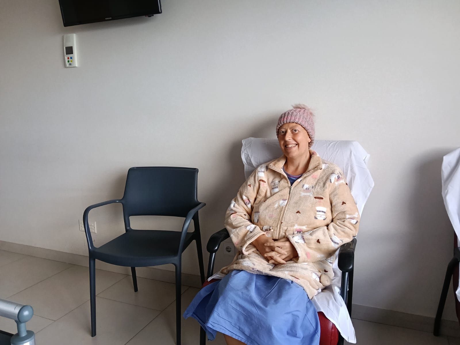 Elizabeth recuperándose de su complicada operación para extirparle un tumor de cuatro kilos