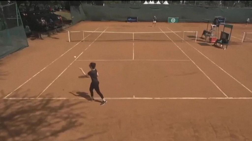 Hajar Abdelkader, la tenista egipcia que se ha colado en un torneo profesional: "No sabe ni sacar"