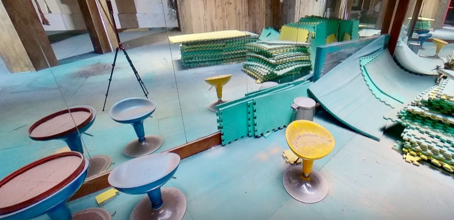 Imagen del interior del antiguo gimnasio que se puede ver en la visita virtual de la web especializada en subastas