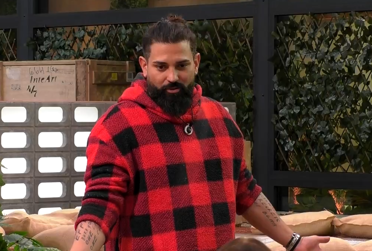 John se queja de la actitud de sus compañeros