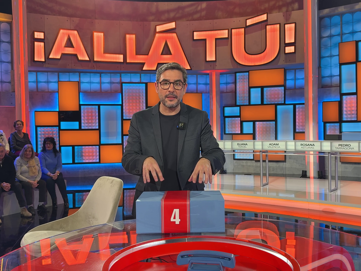 Juanra Bonet se enfrenta a una de las cajas de '¡Alla tú!' y desvela qué  haría con los premios
