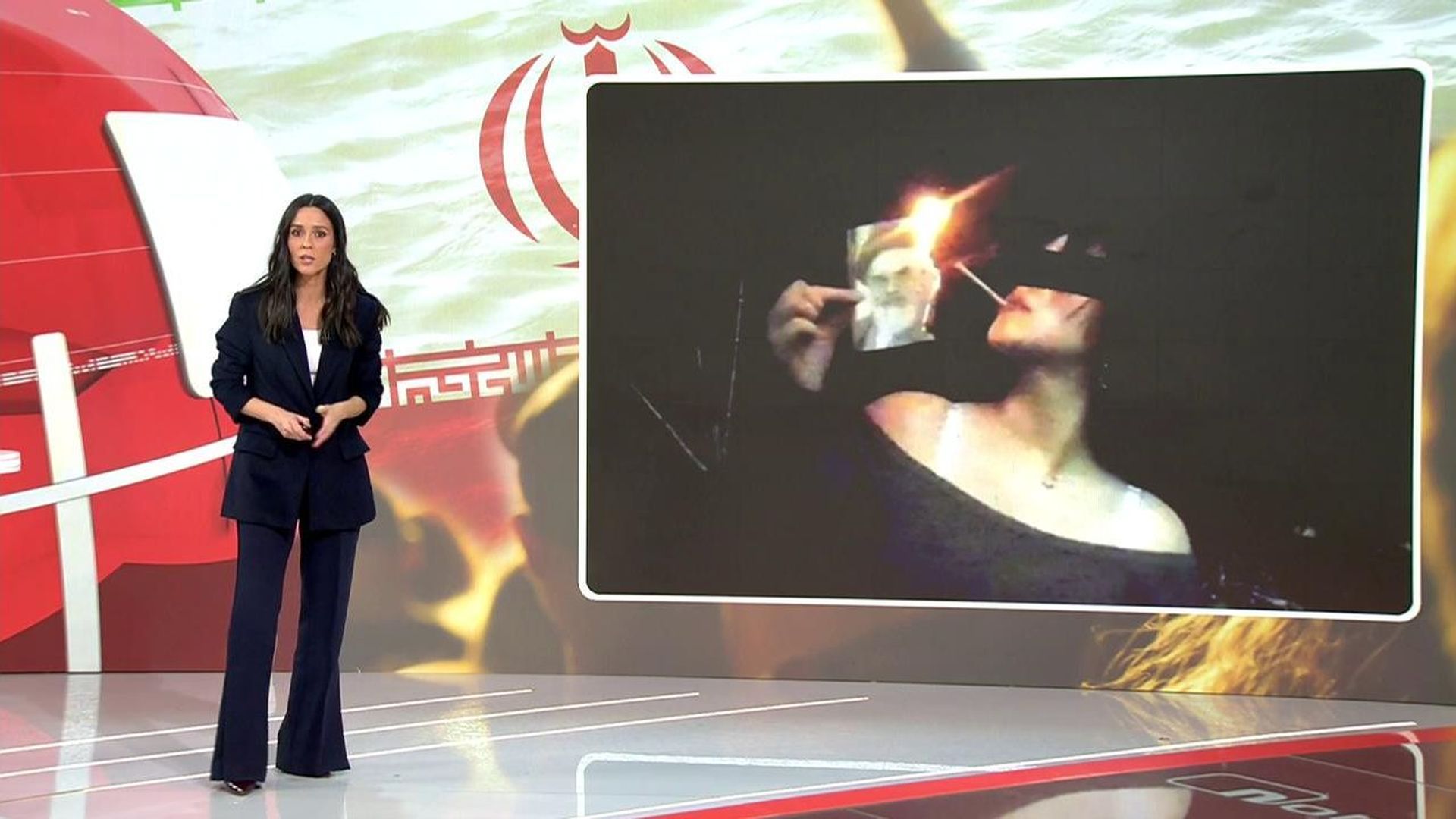 La imagen de las protestas en Irán: Fotografías de mujeres prendiendo un cigarrillo con la imagen en llamas del líder supremo, Ali Jamenei