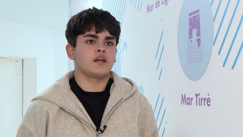 La operación de distonía que ha cambiado la vida a Darío, de 14 años: "De entrar en silla de ruedas a salir andando. Fue un milagro"