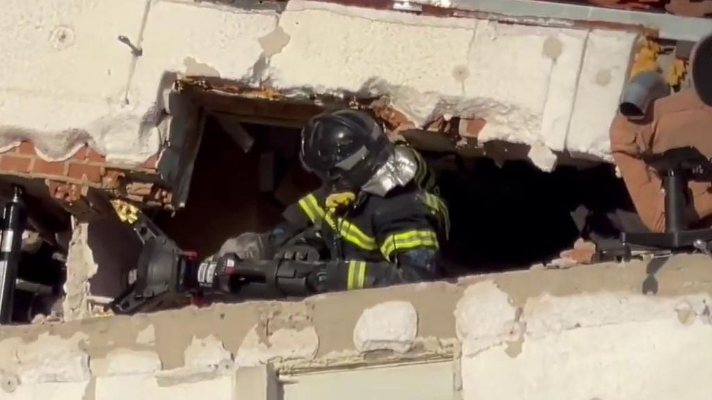 La tensión en el rescate a un hombre tras la explosión de gas en Carabanchel: "Aguanta, no te muevas"