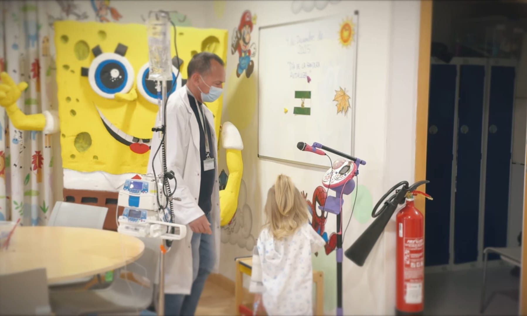 Leire junto a su profesor, José, en el Hospital Reina Sofía de Córdoba