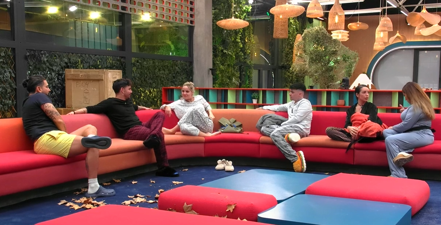 Los concursantes en el salón durante la primera madrugada den GH Dúo