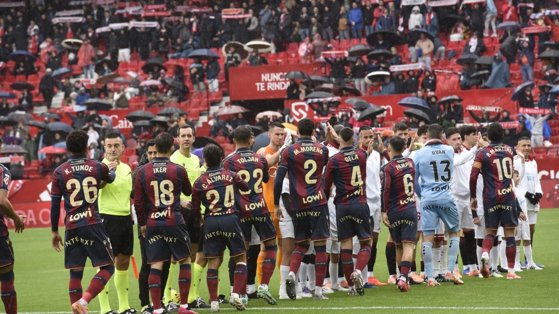 Los equipos se saludan antes del Sevilla-Levante