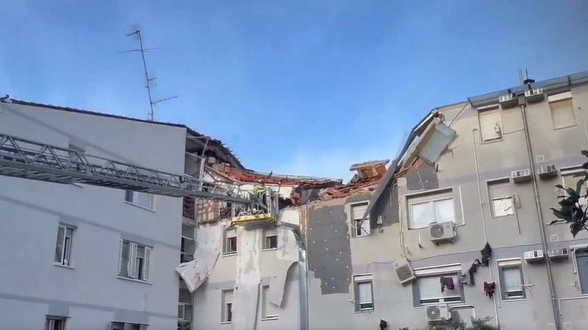 Los testigos de la explosión mortal en un edificio de Caranchel, en Madrid: "Ha sido un zambombazo, la parte de arriba está reventada"