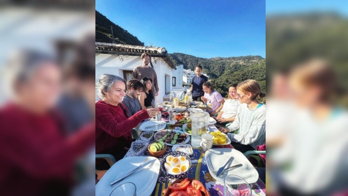 Nómadas digitales y vecinos disfrutan de una entretenida sobremesa