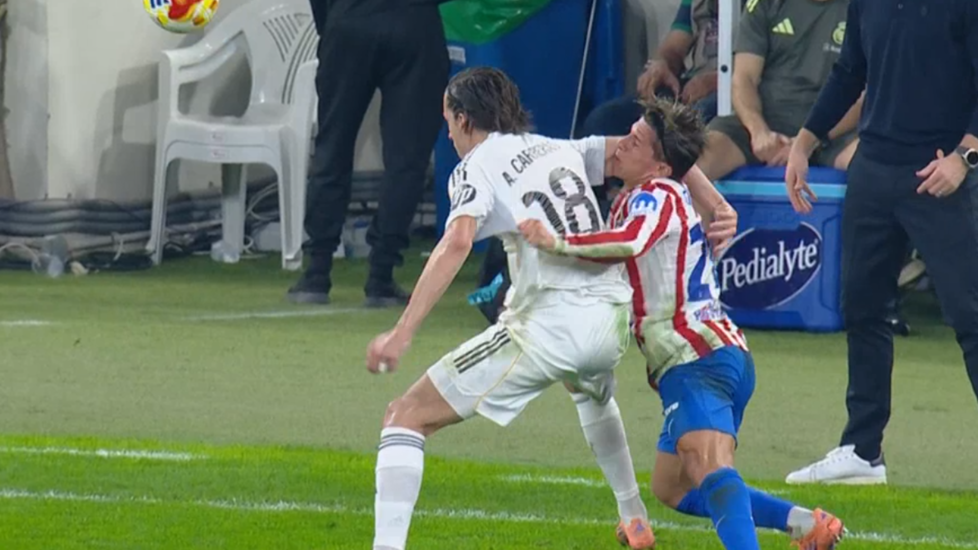 El codazo de Carreras a Giuliano que se quedó sin tarjeta