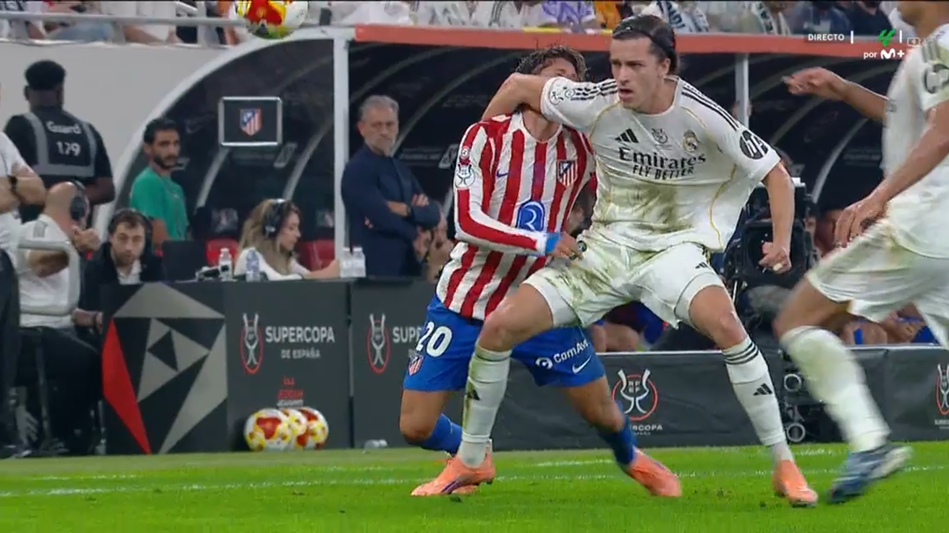 El codazo de Carreras a Giuliano que se quedó sin tarjeta